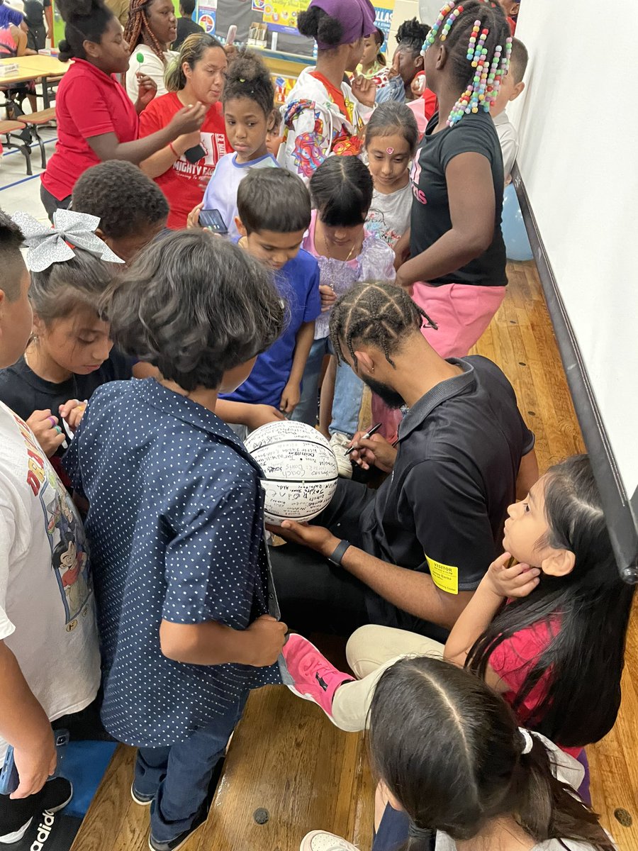 elsymserpas's tweet photo. Our Mighty Legend! James Banks, III! @1jamesbanks @TexasLegends @ERMartinezDISD @msjmurillo @disdactivities https://t.co/hvg2GYZwbV