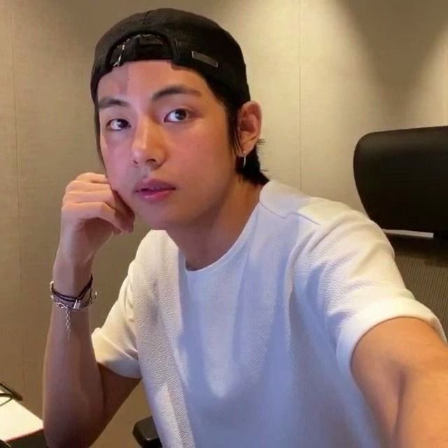taeteluv_'s tweet photo. Kim taehyung: 

2020.                                         2023 https://t.co/Py2o2ulmC5