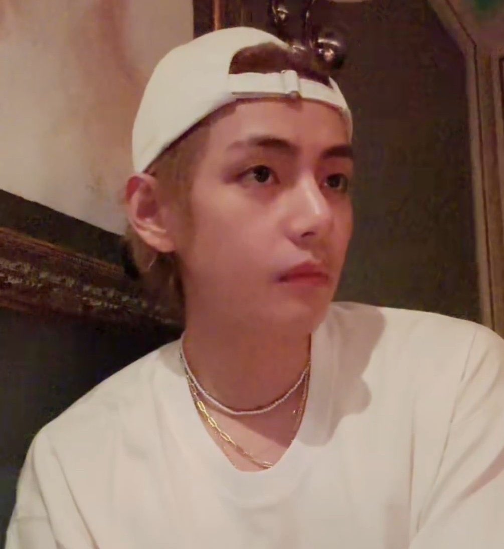 taeteluv_'s tweet photo. Kim taehyung: 

2020.                                         2023 https://t.co/Py2o2ulmC5