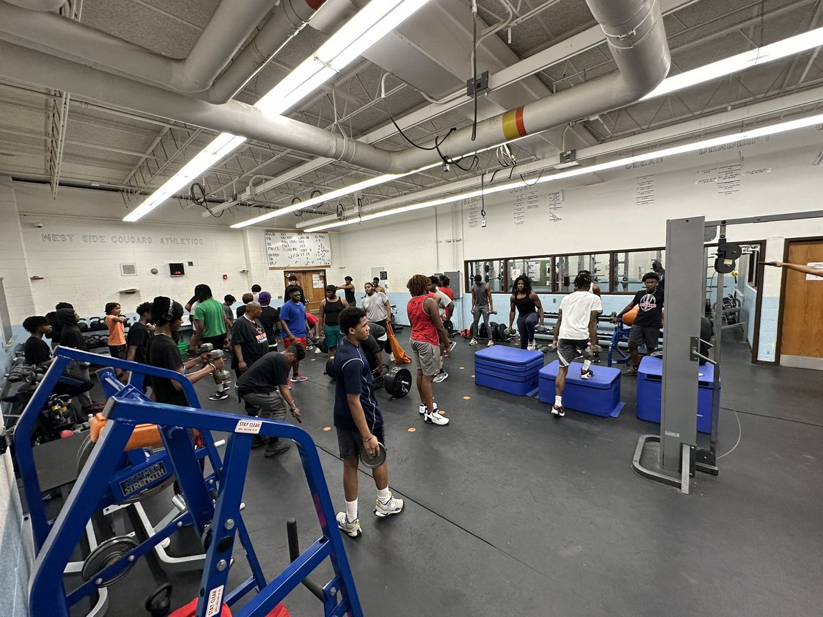 wscougarsfb's tweet photo. Wednesday is a Work Day 💪🏾 #CougarFAST #CougarSTRONG https://t.co/wP80sIqKu8