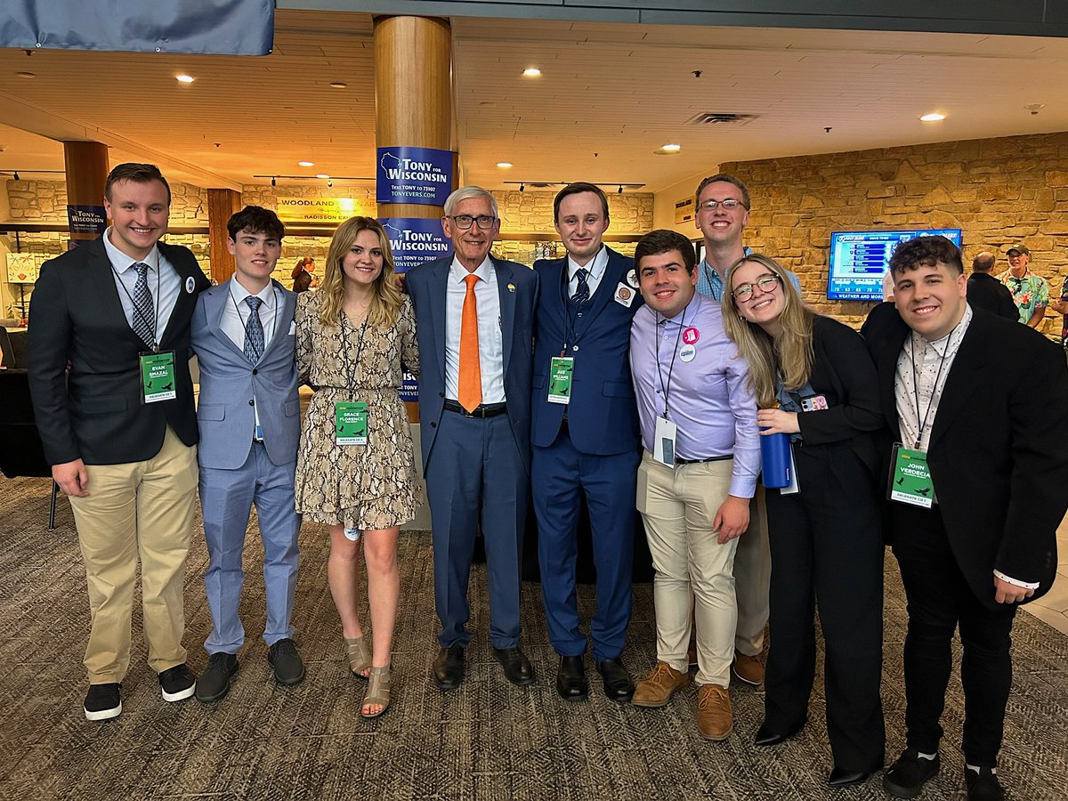gracesflorence's tweet photo. @CollegeDemsWI take on @WisDems state convention!🤗💙 https://t.co/5hFXmrxdsN