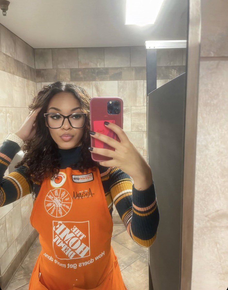 BronGotGame's tweet photo. Shaq at Home Depot for one reason and one reason only😭😭 https://t.co/L8w4exD1Eu