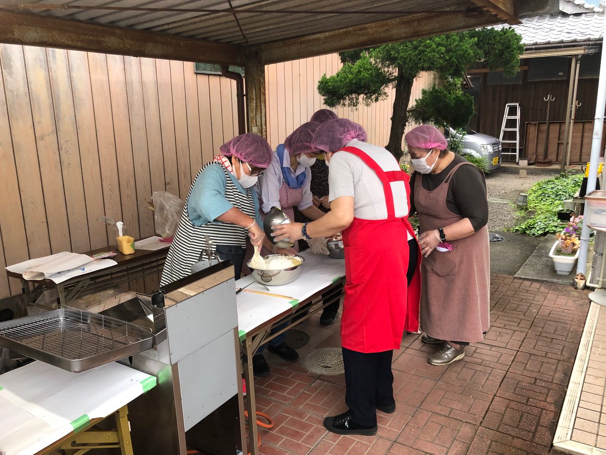 doi_sci's tweet photo. 昨日６月14日（水）は、女性部お楽しみ教室として、ドーナツ作りを行いました！
今後は、産業祭や各種事業への参加も想定しており、ミセスドーナツの味をグレードアップさせることができました！

お見かけの際は、是非ご賞味ください！

＃土居町商工会女性部
＃商工会女性部
＃ミセスドーナツ https://t.co/r3fNvlLkZX