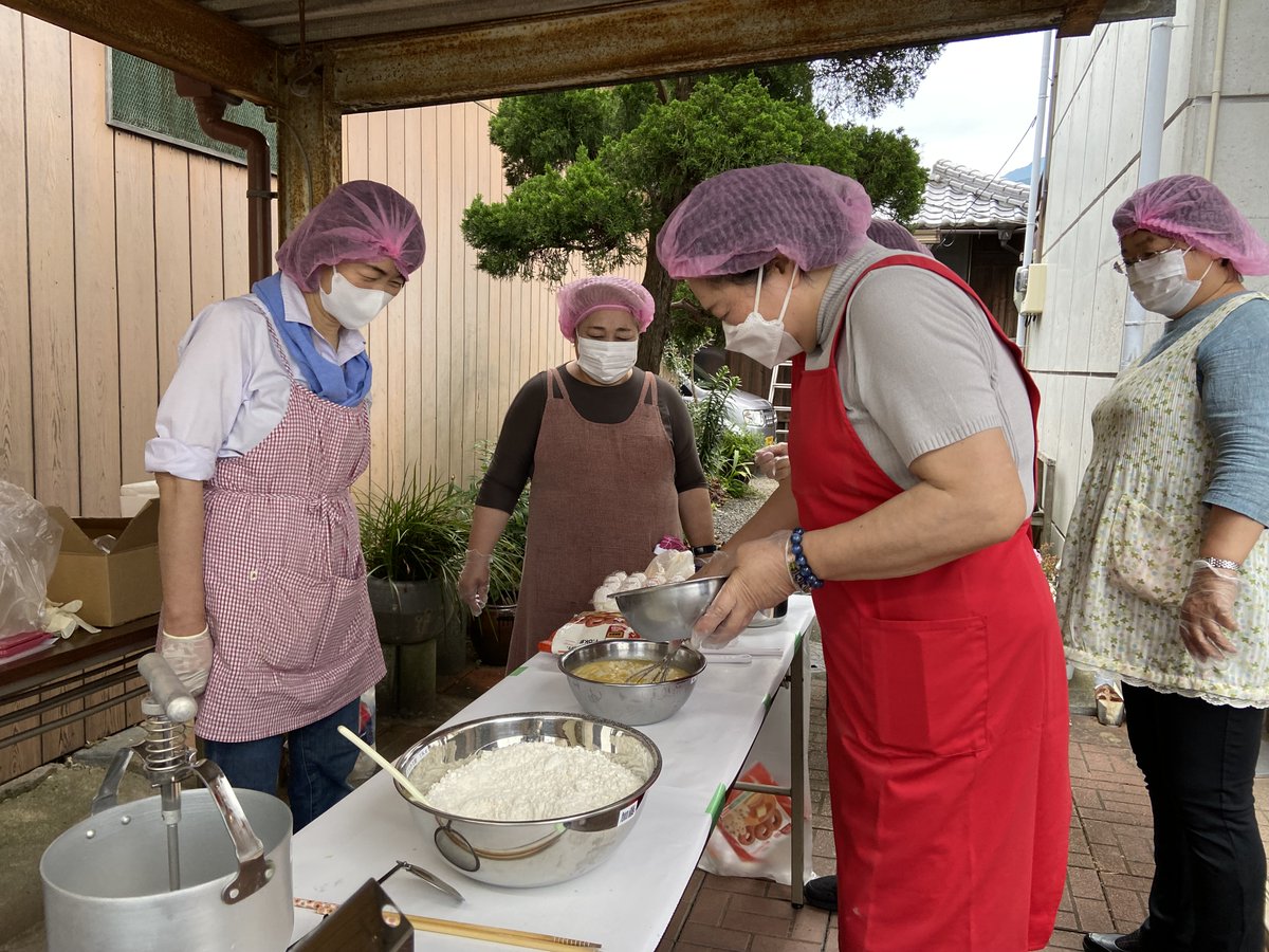 doi_sci's tweet photo. 昨日６月14日（水）は、女性部お楽しみ教室として、ドーナツ作りを行いました！
今後は、産業祭や各種事業への参加も想定しており、ミセスドーナツの味をグレードアップさせることができました！

お見かけの際は、是非ご賞味ください！

＃土居町商工会女性部
＃商工会女性部
＃ミセスドーナツ https://t.co/r3fNvlLkZX