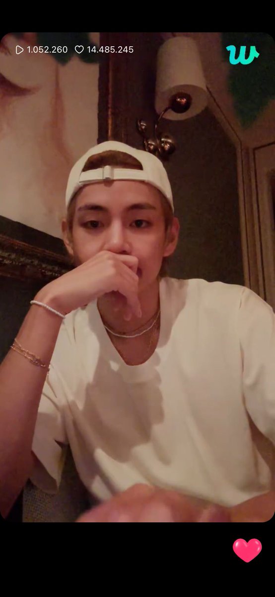 armychilensis's tweet photo. Gracias Tae por este live en weverse 🥰🥰 es muy lindo que siempre piense en compartir un momento con army 💜 @BTS_twt https://t.co/5djm6VV73l