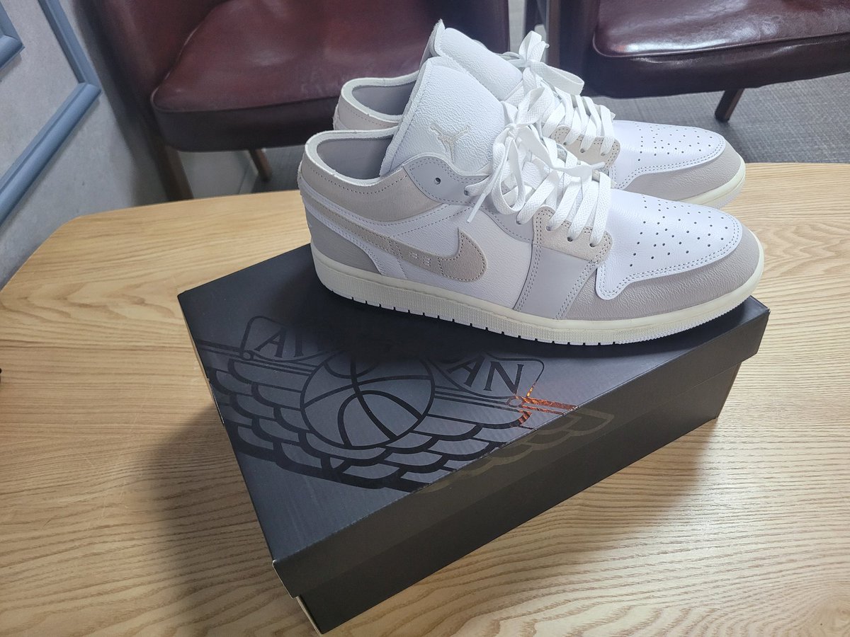 dp292513's tweet photo. Jordan 1 Low SE Craft Tech grey
나의 최초 조던 1 로우 구입!!두둥
아...색깔이 크리미해서 너무 예쁩니다
착화감도 아주 쬬아쬬아~ㅋㅋ
애지중지 열심히 신어야겠당 ㅋㅋ https://t.co/Ad8qfWvy87