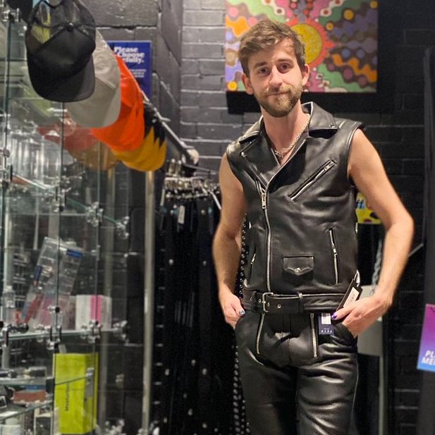 😈 This week's #ELPOTW is this hot candid pic of @randyhandycandy aka EDDIE ARCHER wearing our Leather