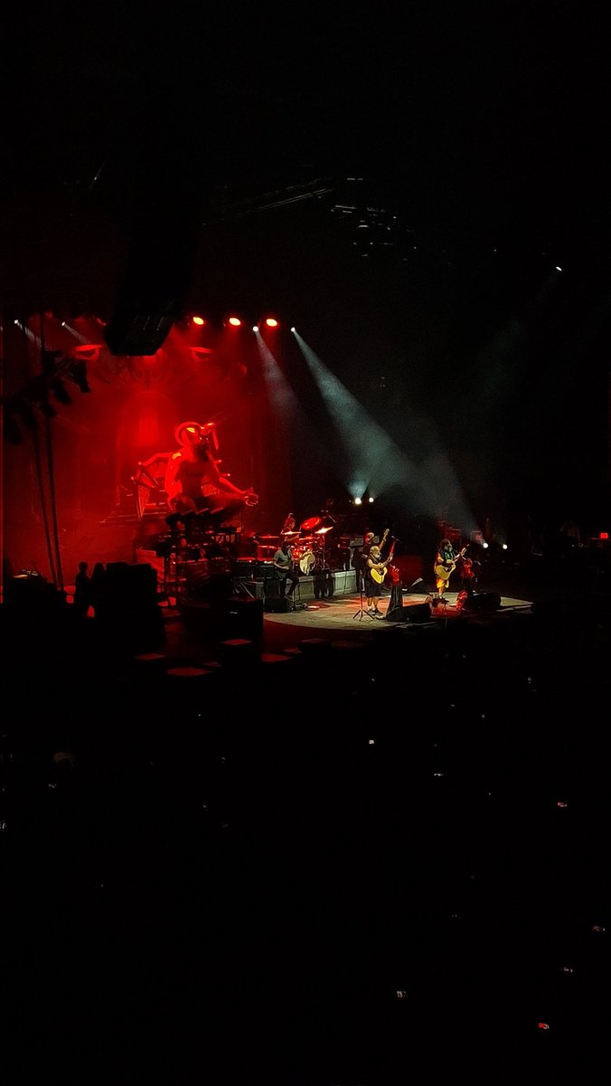helloooitsnina's tweet photo. Tenacious D was echt geweldig!! Het aantal uur wachten na het concert was het zeker waard, een heel gesprek en een jointje roken met Kyle was het hoogtepunt 🥹 #tenaciousd https://t.co/BckxiPu8HO