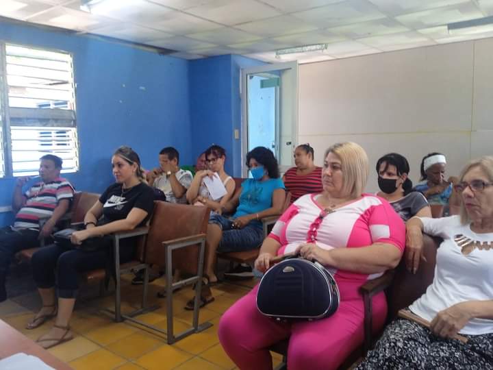 Holaguaa's tweet photo. Culmina el proceso de entrega del director de la ueb holguin , presidido por el director adjunto , felicidades para Alexander como cuadro entrante y exitos para Fernando en su nueva tarea .#holaguaa https://t.co/0msZtEEhse