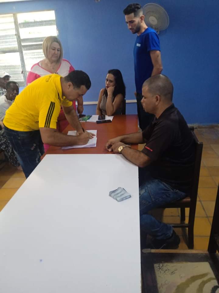 Culmina el proceso de entrega del director de la ueb holguin , presidido por el director adjunto , felicidades para Alexander como cuadro entrante y exitos para Fernando en su nueva tarea .#holaguaa