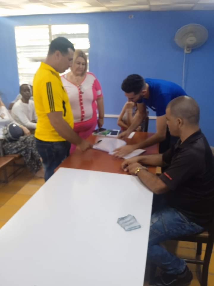 Holaguaa's tweet photo. Culmina el proceso de entrega del director de la ueb holguin , presidido por el director adjunto , felicidades para Alexander como cuadro entrante y exitos para Fernando en su nueva tarea .#holaguaa https://t.co/0msZtEEhse