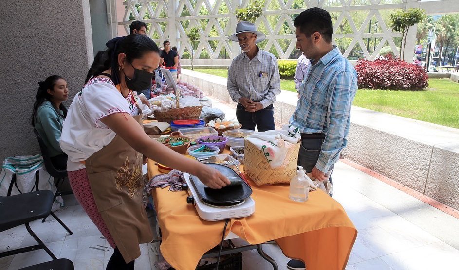 lauammx's tweet photo. Galletas, panes, dulces y agua elaborados con maíz y otros comestibles saludables fueron ofrecidos a la comunidad de la UAM en la Feria de productores y consumidores de alimentos sanos. Red de economía social y solidaria, organizada hoy en la explanada de la Rectoría General. En la Galería Manuel Felguérez se llevó a cabo un conversatorio con la participación de productores de maíz nativo
.
📸 #UAMFoto 
.
#UAM50 #SoyUAM 
#UAMDinámica