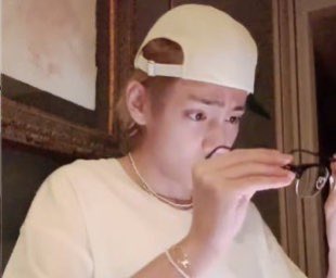 taeteluv_'s tweet photo. TAEHYUNG IS SO FUNNY 😭😭 https://t.co/hwWPd5yHML