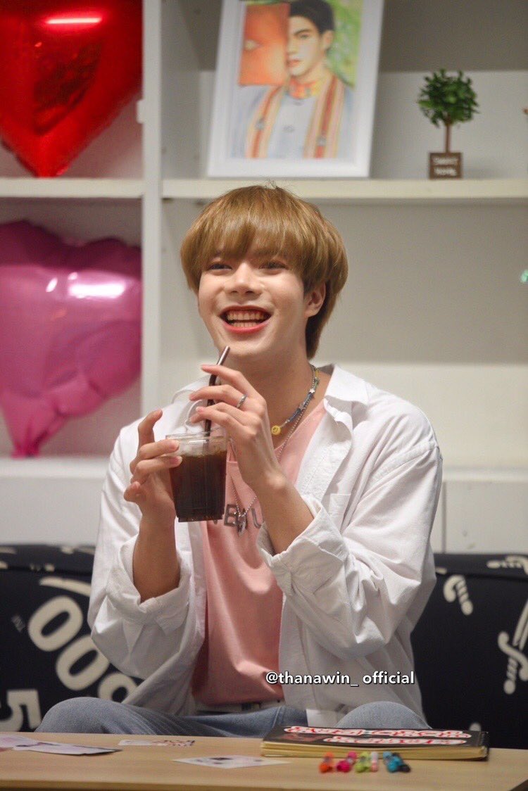 thanawinfc's tweet photo. 🎂 Happy YOYO’s 24th Birthday 🎂
Wishing you a Birthday that’s bright and sunny too. Filled with love and happiness in every way.🌻🖇
รักและซัพพอร์ตเสมอนะเจ้าทานตะวันของแอด🌻🖇
#YOYOthanawin #HAPPYYOYODAY #HAPPYYOYO24thBirthday https://t.co/Dk6plBbMPf