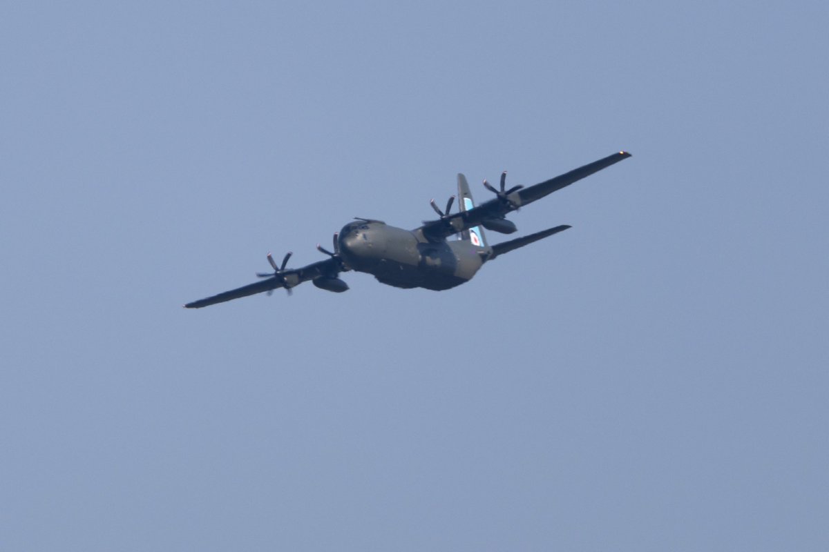 MartinCollins9's tweet photo. Thank you to crews of Omen Flight from the @royalairforce for the fly past over Poole Harbour this afternoon marking the retirement of the @Lockheed C130 Hercules fleet from UK service. #hercules #lockheed #c130 #dorset #poole #flypast https://t.co/fsAtgz1p7M