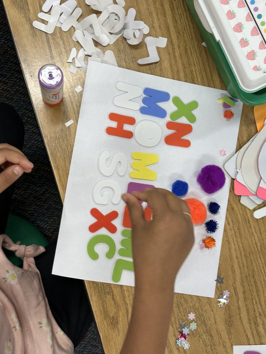 MrsKowalevicz's tweet photo. Creativity in action! 3οΈβ£π¨ποΈπ #ArtDay #EOYcountdown #FunInFirst #AlmostSecondGraders #APSisAwesome @RandolphStars https://t.co/Oio7Nunlas