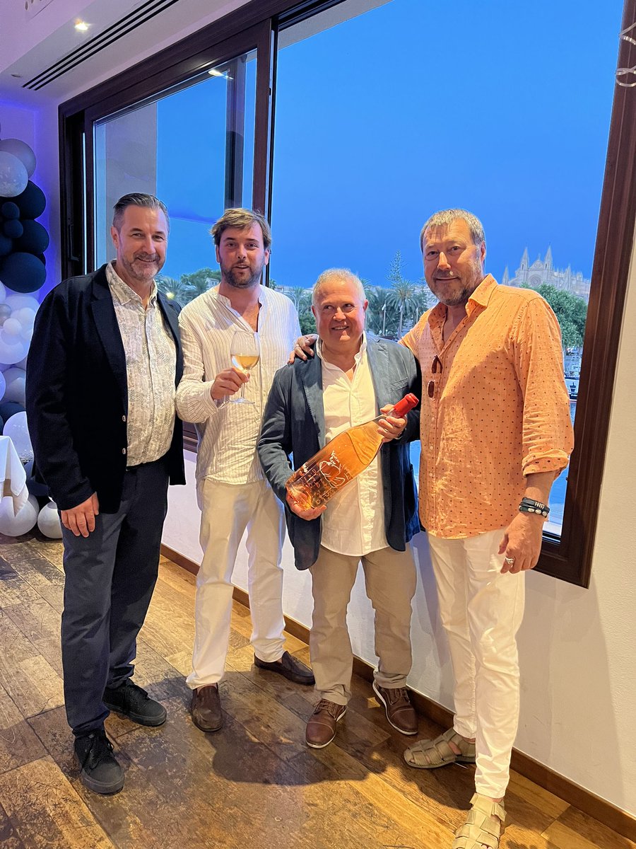 Enhorabuena <a href="/RestCanEduardo/">Ca n´Eduardo</a> por estos 80 años de gastronomía de calidad y mejor trato. Estamos encantados de celebrarlo con vosotros y de poder acompañar vuestros arroces y pescados con nuestros vinos !  🍷🥘 per molts més! 🎂