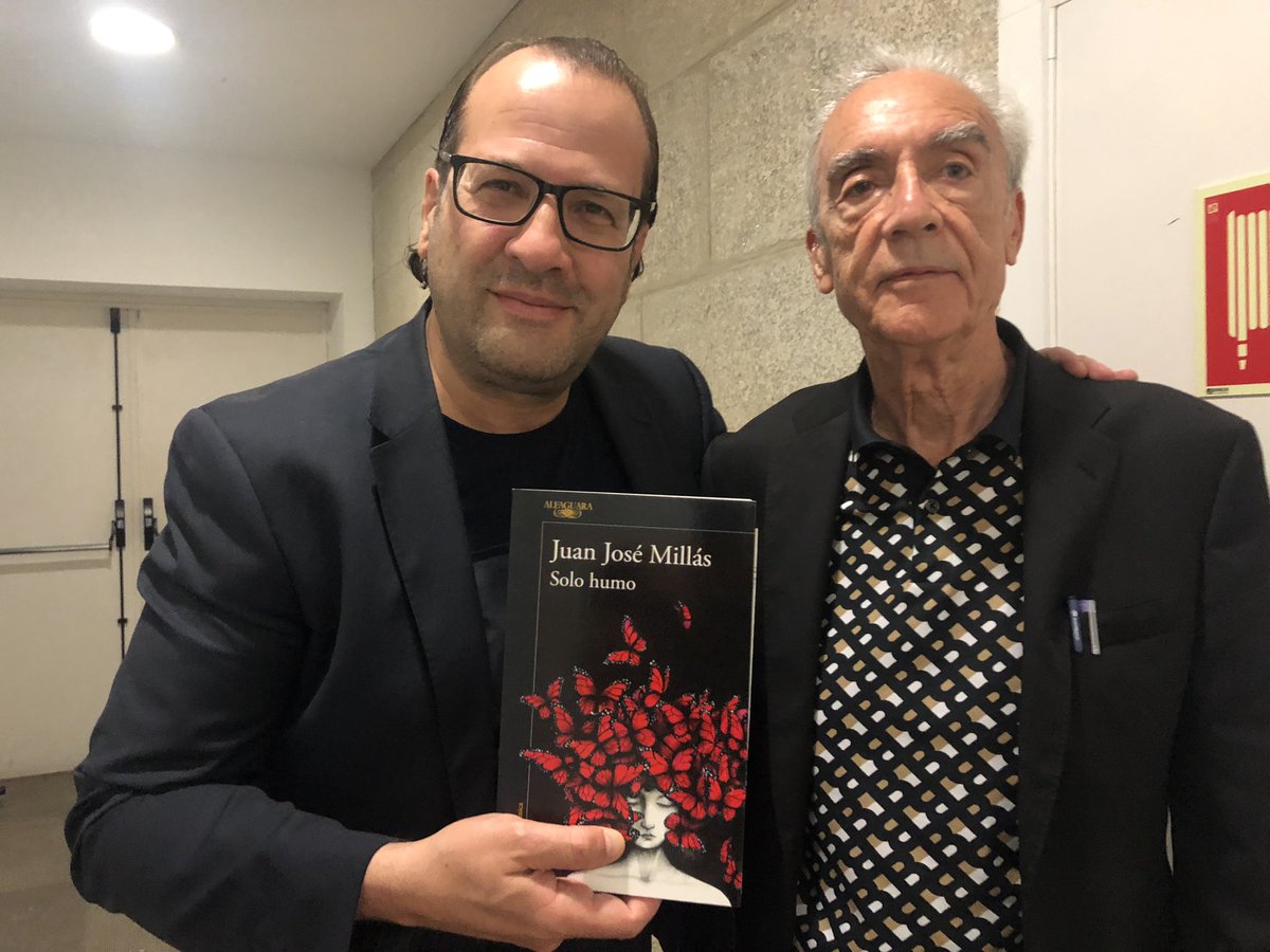 ValeroRafa's tweet photo. De los privilegios de este oficio: entrevistar esta tarde en el #ClubFaro y ante un auditorio abarrotado, y desgraciadamente con muchas personas que se quedaron fuera, a un genio como @JuanJoseMillas
#SoloHumo @AlfaguaraES @penguinlibros https://t.co/ugjmGBxkaK