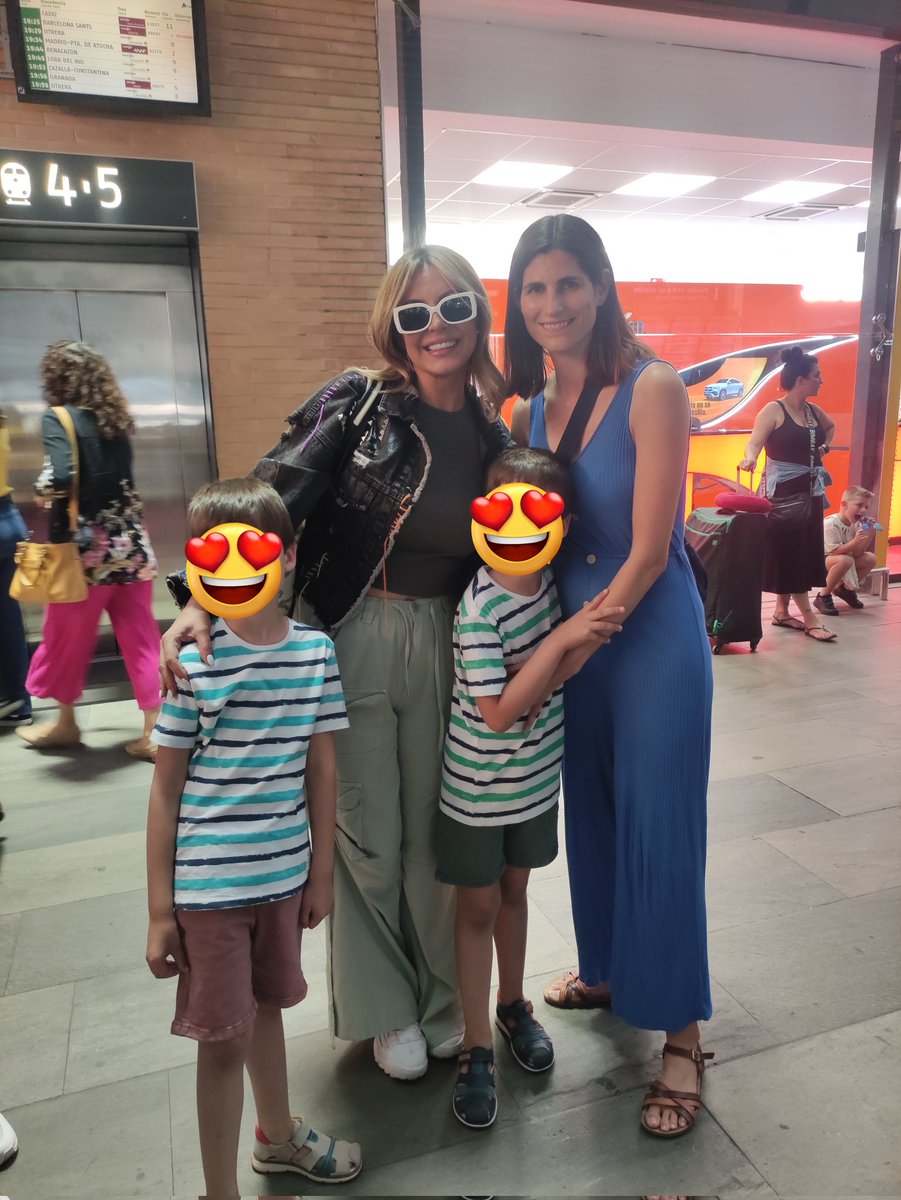 mrosasouto's tweet photo. Muchísimas felicidades guapaaaa @MercheOficial!! Tus mini merchitos y yo esperamos q estés disfrutando mucho de tu día!!🎂🥳 Gracias por ser tan especial y por todo lo que hemos vivido tantos años ❤️ Un abrazo apretao!! TQM! 🫂 #FelizCumple #CumpleMerche https://t.co/bLu9u1FkyC