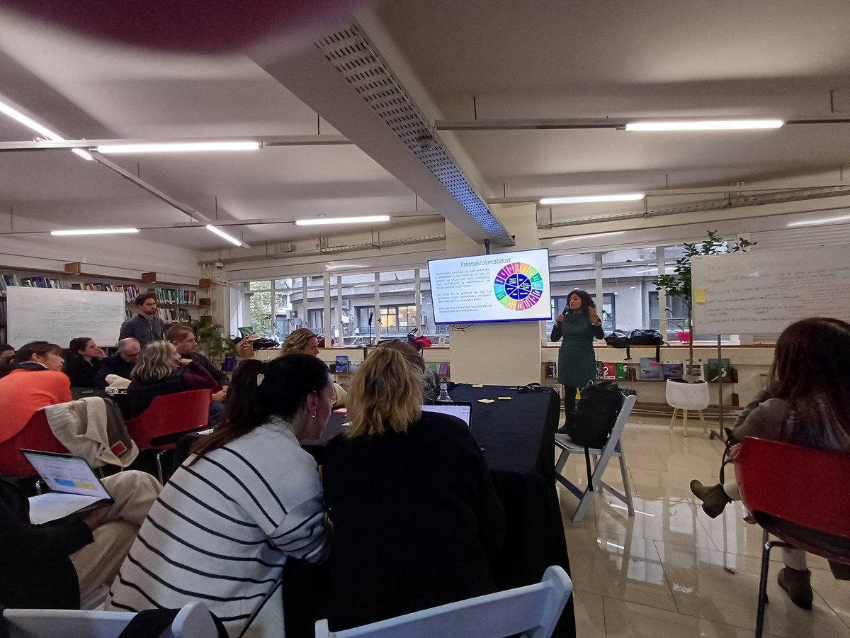 wale_arq's tweet photo. @movit @Gob_Santiago seguimos recogiendo opiniones de red de expertos @C40, ahora para nuestra politica de movilidad con enfoque de género https://t.co/2ICn7dCUiN