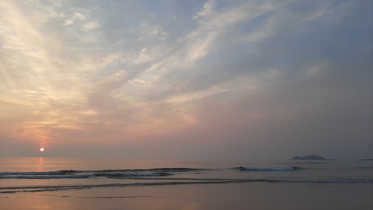 swiffyc's tweet photo. @beauty_cornwall Gwithian hazy sunset #Gwithian #Cornwall #Cornishsunset #Sunset https://t.co/OfVbkVGREV