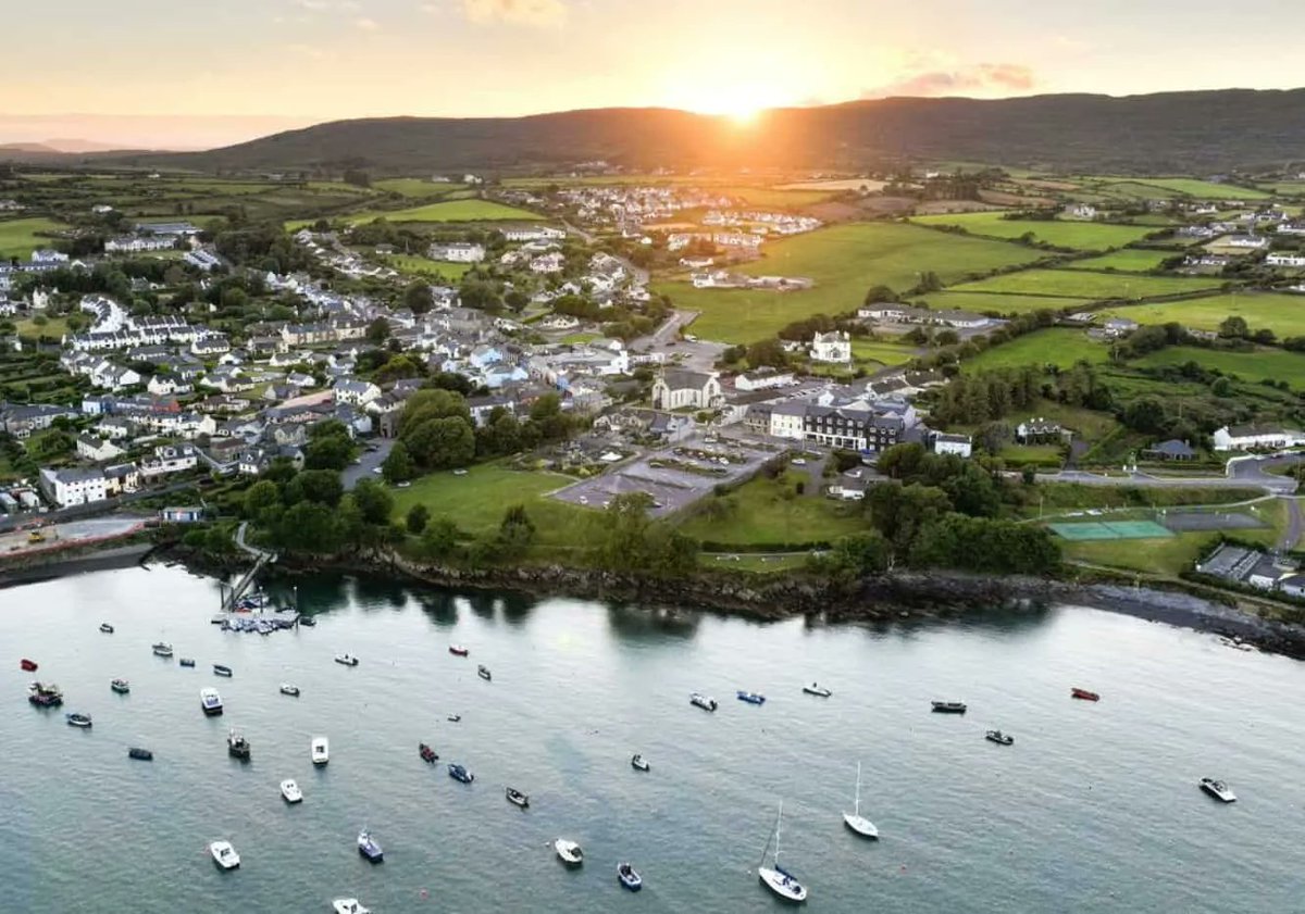 yaycork's tweet photo. 48 Hours in Schull: Our guide to the savage seaside staycation to book now 😃 🍻 🌊 https://t.co/er77thMN8X https://t.co/aLI3mbIguz