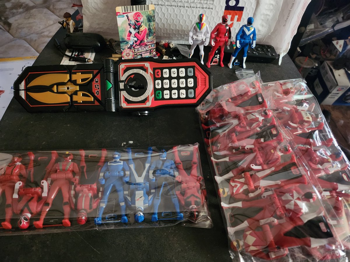 aquick98aq's tweet photo. @MakiMasked I would like to personally thank you for getting this to me, very nicely packaged and I also was surprised by the bonus 3 keys, other then DekaRed needing new stickers everything is in pretty good condition, again thank you and I hope to purchase from you again soon ✨️✨️✨️ https://t.co/fOReshpEyT