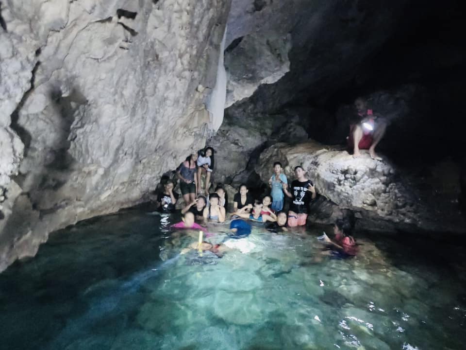 OlivierB_spc's tweet image. Makatea est un atoll soulevé, situé à 6h de bateau de Rangiroa et dont nous accueillons au collège 12 d'enfants. Elle a fait la richesse Polynésie grâce à l'exploration du phosphate. 6000 habitants dans les année 1950, et juste 60 ajd. C'est une ile mystérieuse🤩
#teamPC #teamHG.