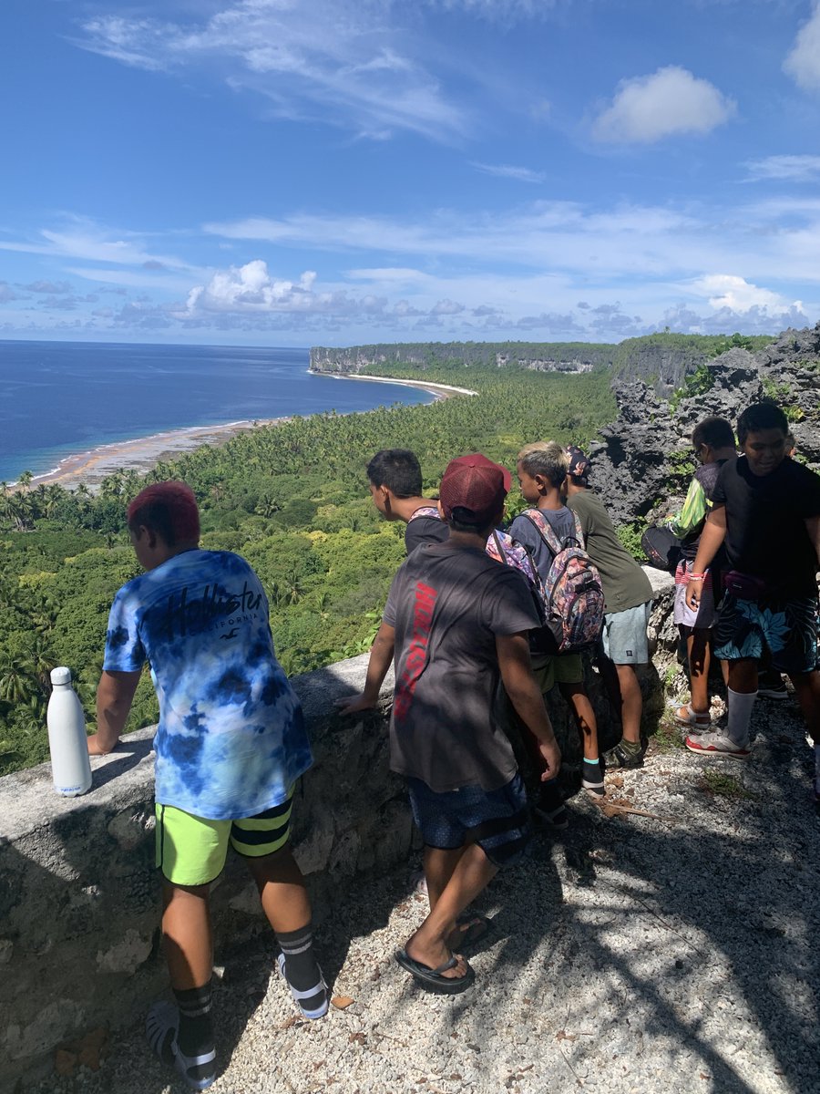 OlivierB_spc's tweet image. Makatea est un atoll soulevé, situé à 6h de bateau de Rangiroa et dont nous accueillons au collège 12 d'enfants. Elle a fait la richesse Polynésie grâce à l'exploration du phosphate. 6000 habitants dans les année 1950, et juste 60 ajd. C'est une ile mystérieuse🤩
#teamPC #teamHG.
