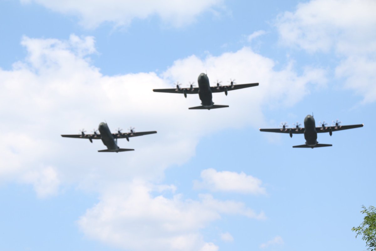 GilesTandy's tweet photo. Hercules in final flypast over RAF High Wycombe 14th June 2023. https://t.co/ixyoP5ElMo