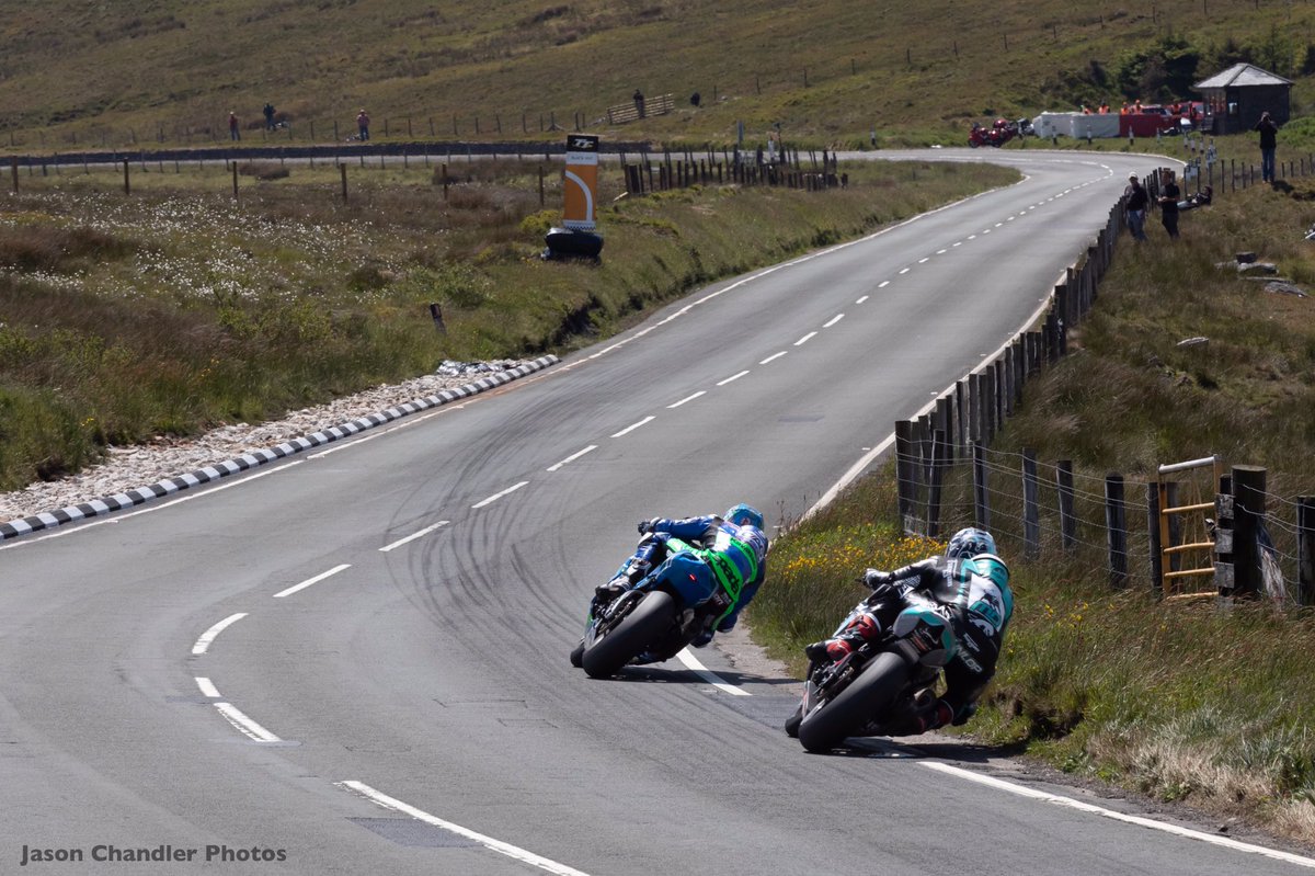jjc_photos's tweet photo. Dunlop catching Harrison on the road in Superstock race two https://t.co/9q4cFE3OgY