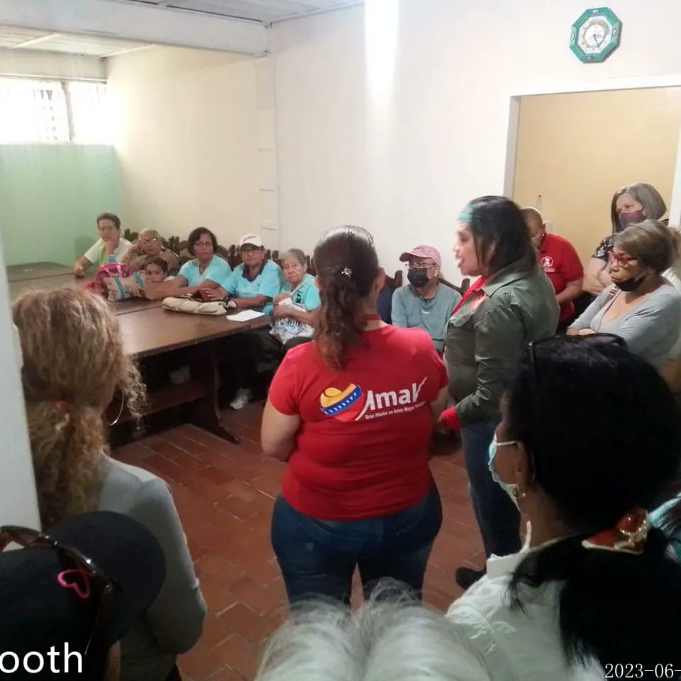 Lina_Ron_2023's tweet photo. #13Jun || 💫Parlamentarismo
Social de Calle. Nos fuimos a hablar de la "Ley Orgánica Para La Atención Integral de las Personas Adultas Mayores"💫
#ComandoLinaRon
#NoMasInjerenciaYankee
.@NicolasMaduro .@dcabellor .@DiputadaJanitza .@jorgerpsuv .@Asamblea_Ven .@VTVcanal8 https://t.co/ScCAwOpDna