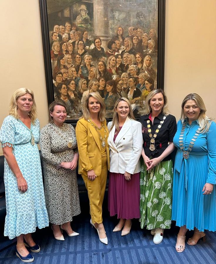 Thank you Senator @emer_currie1 for welcoming my fellow Cathaoirligh @MelanieBrayWest, @PeggyRyan_Cllr, Mayor @CloHiggins, Cathaoirleach @thomasina_laois, and I to Leinster House today. #morewomen