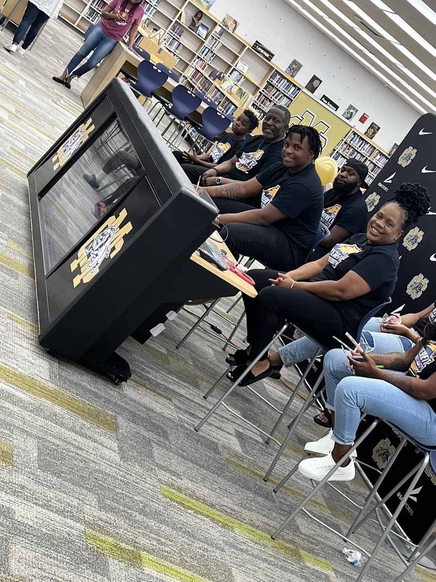 CoachQMac's tweet photo. Congrats to Marte’ Simmons @simmons_marte on signing to attend &amp; play Football for Averett University @AverettFootball….Congrats &amp; GodSpeed on the next Chapter!!! @MCHSAthlete @MCHSFB @_TLantz https://t.co/2rbhlbuBCh