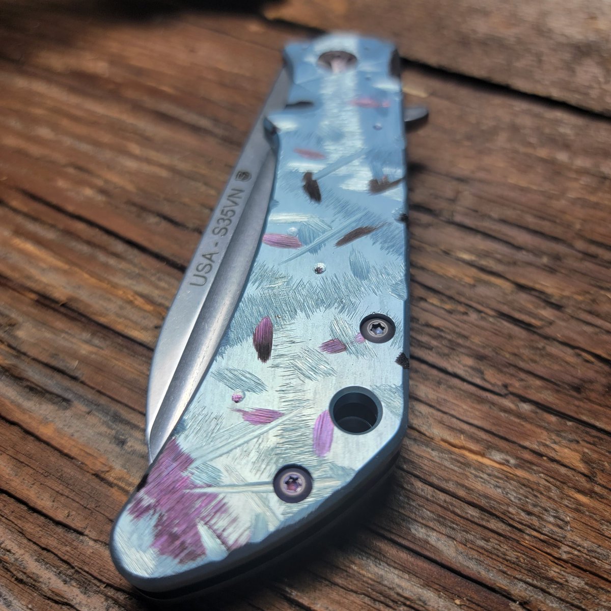 stateandunion's tweet photo. Here's one of the custom OSF's that came back from Blade Show. The aggressive grit makes the anodized colors pop.
#StateAndUnion #KABAR #customshop #knife #knives #foldingknife #edc https://t.co/JB75PrGXN5