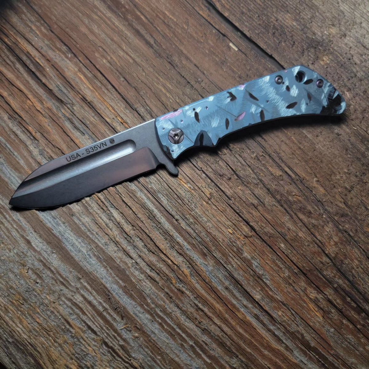 stateandunion's tweet photo. Here's one of the custom OSF's that came back from Blade Show. The aggressive grit makes the anodized colors pop.
#StateAndUnion #KABAR #customshop #knife #knives #foldingknife #edc https://t.co/JB75PrGXN5