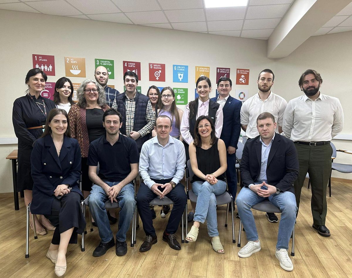 🇪🇺 European Democracy Youth Network hold a meeting at #UN House with the UN Resident Coordinator Dr. Sabine Machl and representatives of UNICEF, UNFPA and UNHCR.

edyn.eu #YouthGeorgia