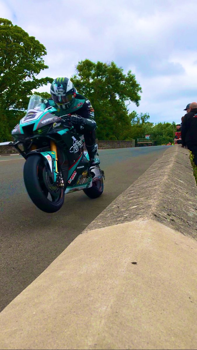 Earnie85's tweet image. @M_Dunlop3 &amp;amp; @PaulJordan61 using all the Road over #Sulby Bridge 🤪👌🏼 @ttracesofficial @race_tt #2023TT #TT #iomtt