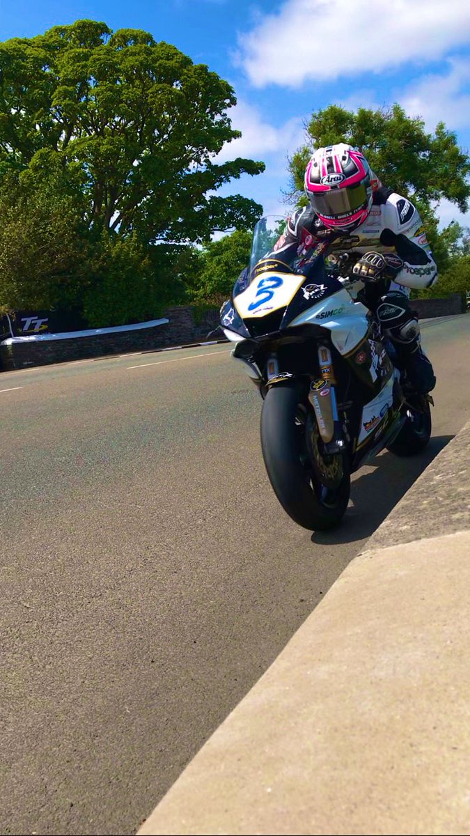 Earnie85's tweet image. @M_Dunlop3 &amp;amp; @PaulJordan61 using all the Road over #Sulby Bridge 🤪👌🏼 @ttracesofficial @race_tt #2023TT #TT #iomtt