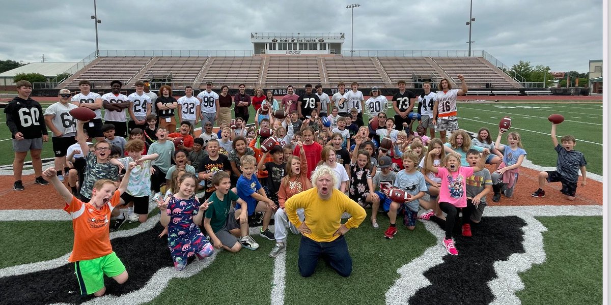 It's always a great time with our friends from @BakerYouthClub!

AWESOME work by our camp coaches who helped make the annual BYC Tiger Football Camp a success!

#WeLoveFootball