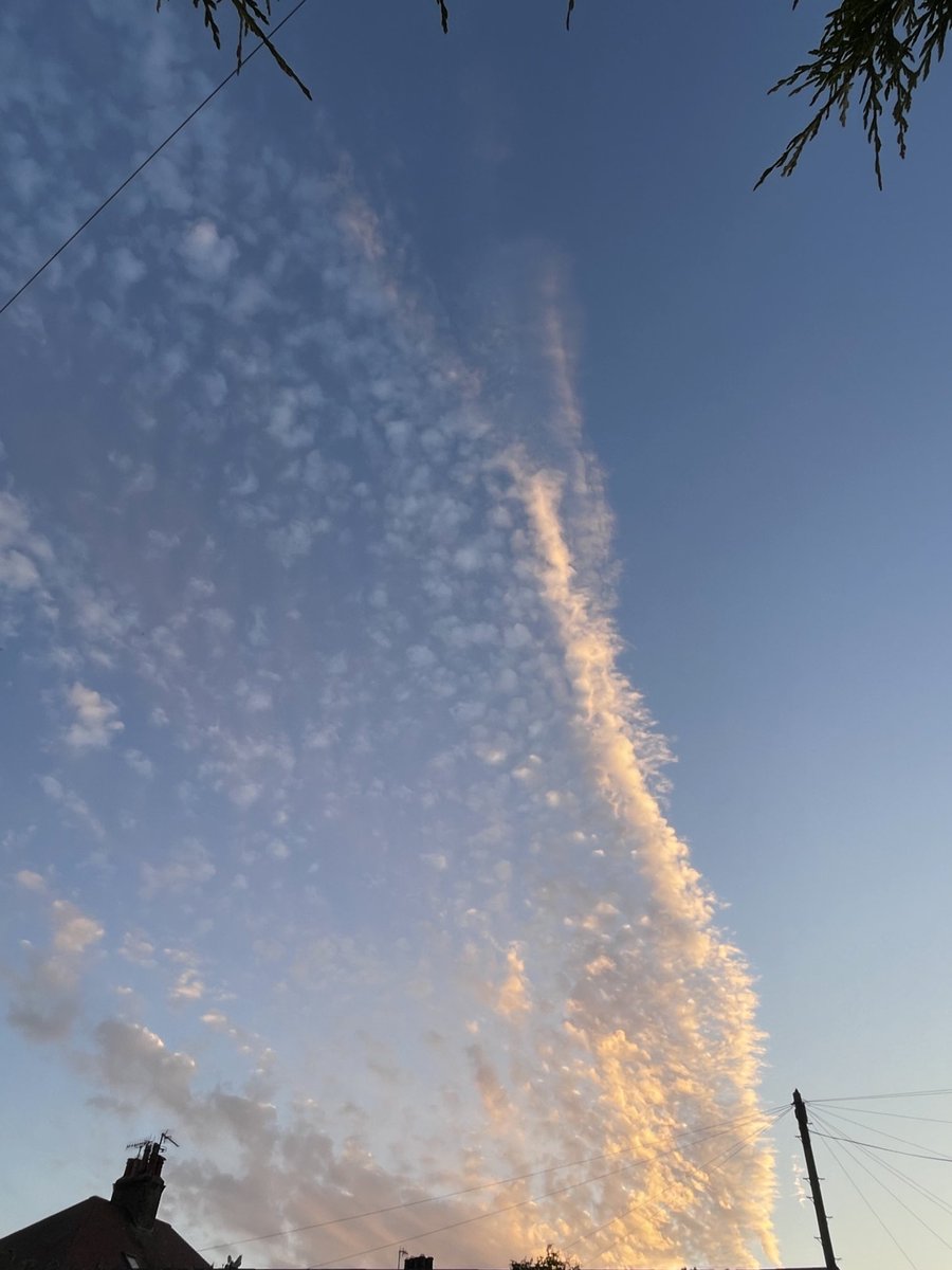Adrienne018's tweet photo. Unusual sky tonight in hot and wonderful Filey #troutcottagefiley #selfcatering #yorkshirecoast #beach https://t.co/qQCWmmjfGS