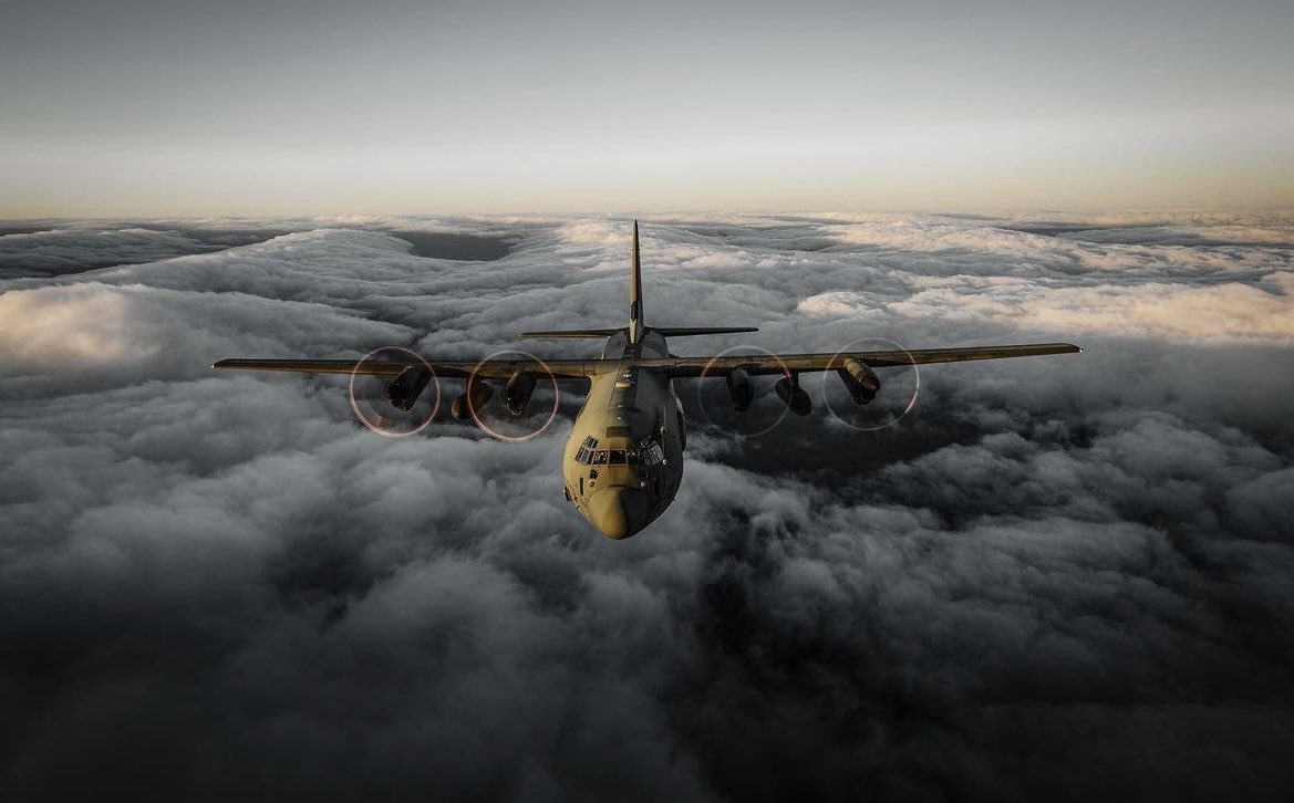 🇬🇧 The C130J aircraft will be replaced by the A400M. The updated airframe will enhance current capability, with increased range and capacity to deliver mass to any point on the globe. ——-📷theparachuteregiment