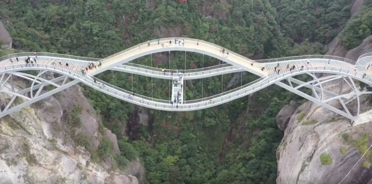 Vankelhane's tweet photo. @rektorhamid I resten av världen blomstrar ännu ingenjörskonsten … medan vi i Väst bygger könsneutrala toaletter och pimpade väderkvarnar.  #RuyiBridge https://t.co/5CRnL6I2Yz