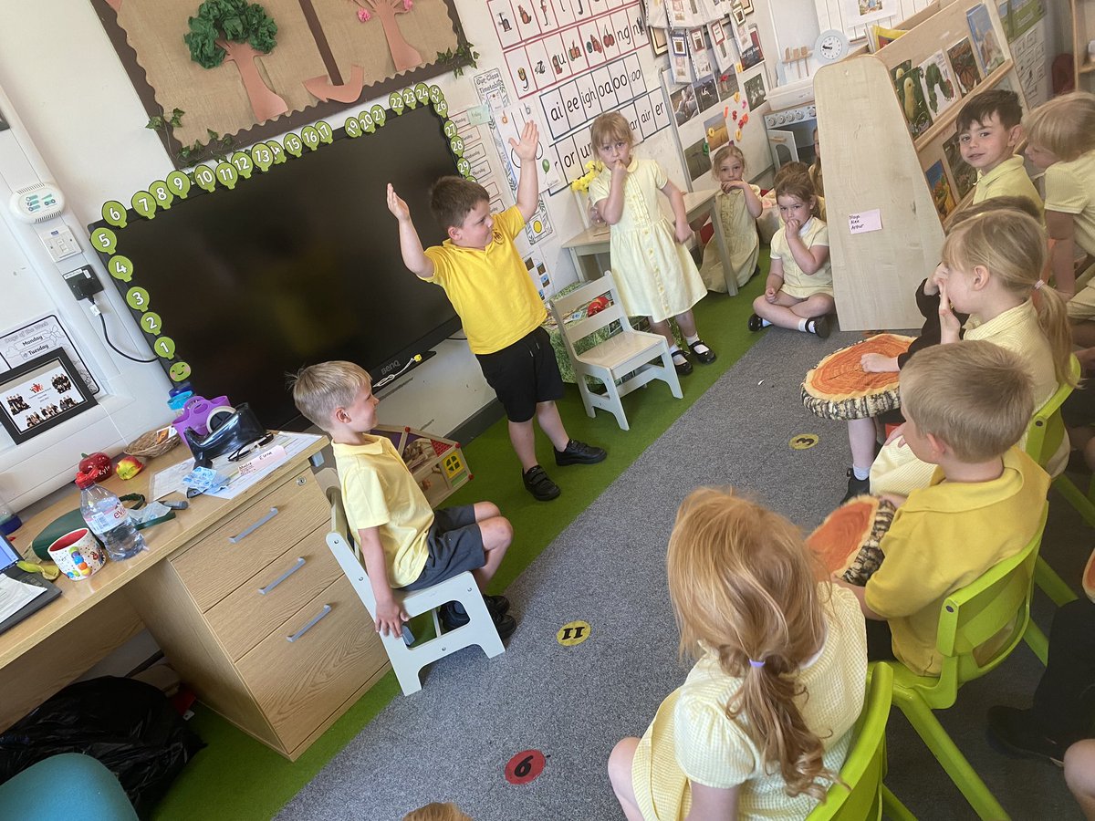 EastfieldPSHull's tweet image. FWK acted out our current key text, Jack and the Beanstalk today in literacy! The children were able to retell the story and showed off some fabulous stage skills! #feefifofum #epsFWK #epseyfs 🎭