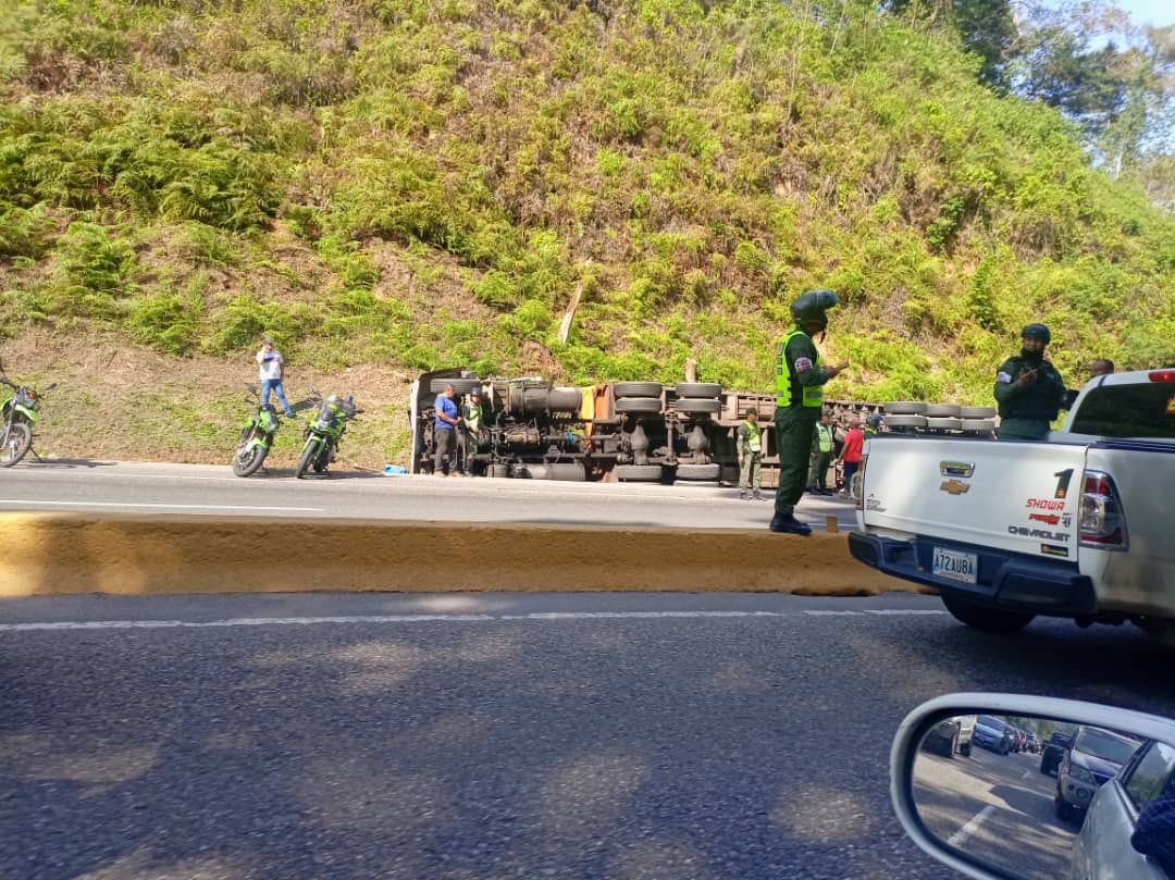 victoria1039fm's tweet photo. (04:39pm) >> #ARC en #Miranda, nos reportan el vuelco lateral de un vehículo de carga larga a la altura del club #MonteClaro sentido #Caracas, autoridades en la zona. #InfoVial https://t.co/VfUoMY7GYP
