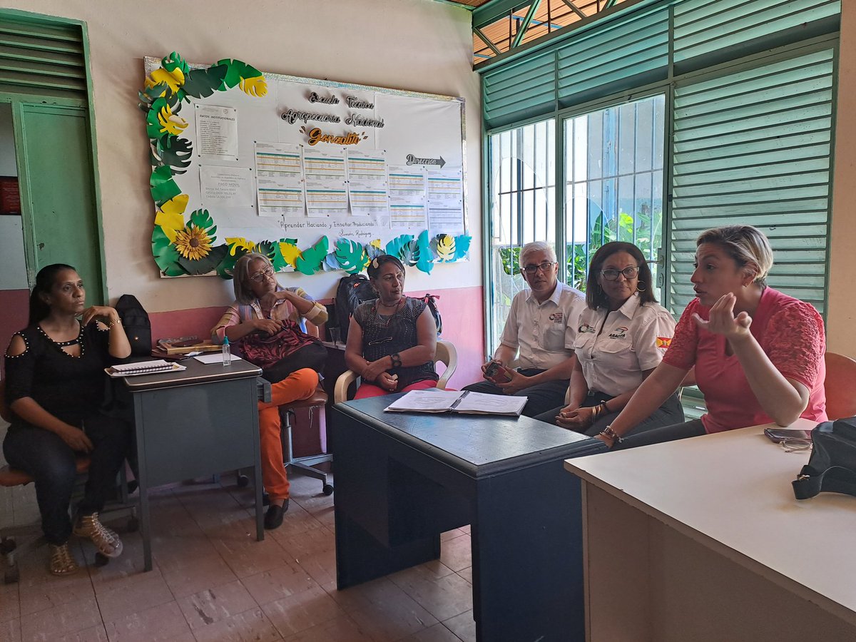 nnotivenezuela's tweet photo. #14Junio 
Hoy junto a la coordinadora de formación del @CDCECaracas @LSOTOIF2023 sostuvimos Reunión con los directores/as de Centros de Desarrollo de la Calidad Educativa Municipal para la socialización de orientaciones ministeriales. 
#NoMasInjerenciaYankee 
@_LaAvanzadora https://t.co/GULiufW2T1