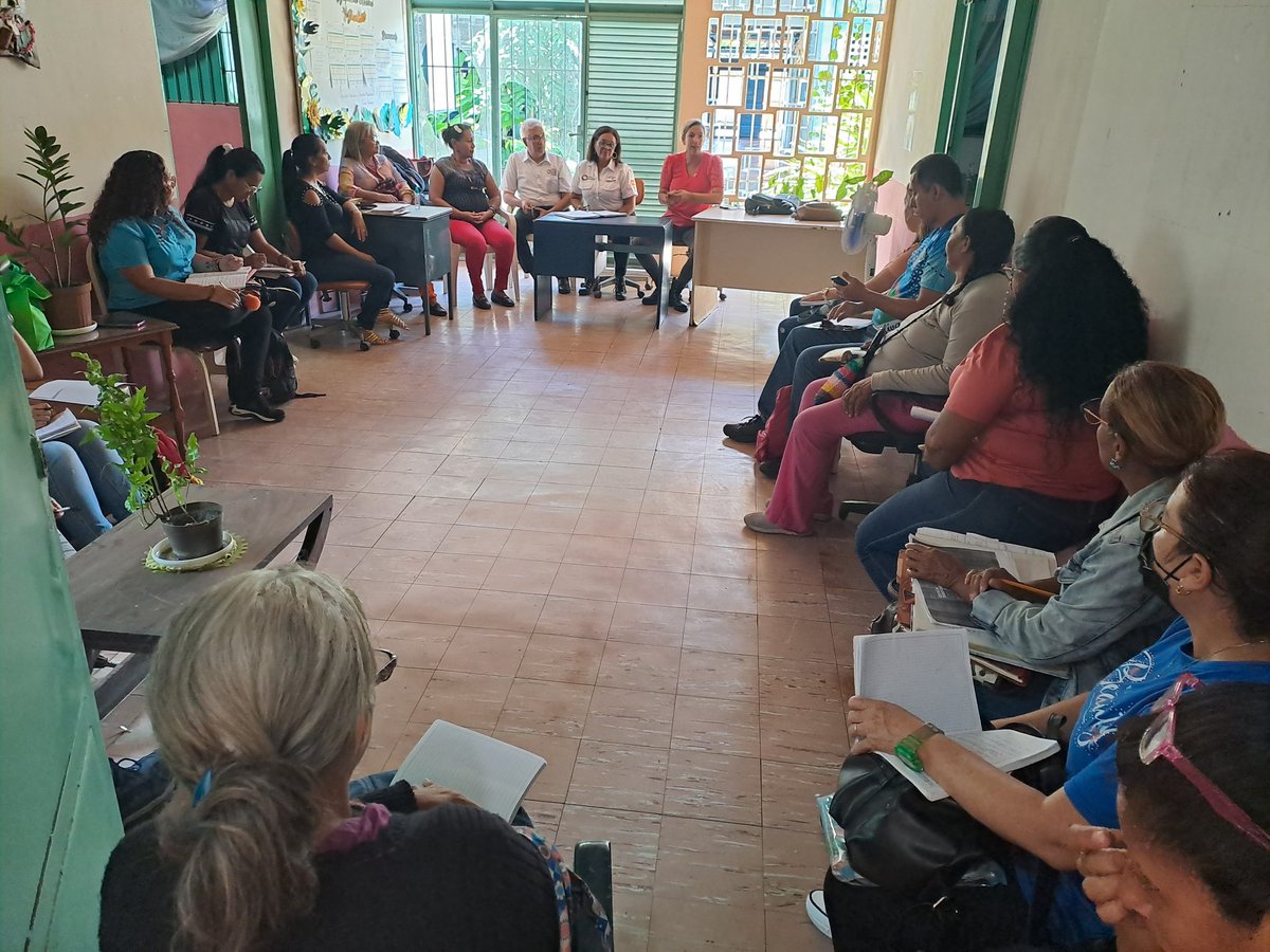 nnotivenezuela's tweet photo. #14Junio 
Hoy junto a la coordinadora de formación del @CDCECaracas @LSOTOIF2023 sostuvimos Reunión con los directores/as de Centros de Desarrollo de la Calidad Educativa Municipal para la socialización de orientaciones ministeriales. 
#NoMasInjerenciaYankee 
@_LaAvanzadora https://t.co/GULiufW2T1