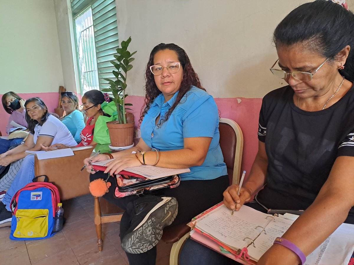 nnotivenezuela's tweet photo. #14Junio 
Hoy junto a la coordinadora de formación del @CDCECaracas @LSOTOIF2023 sostuvimos Reunión con los directores/as de Centros de Desarrollo de la Calidad Educativa Municipal para la socialización de orientaciones ministeriales. 
#NoMasInjerenciaYankee 
@_LaAvanzadora https://t.co/GULiufW2T1