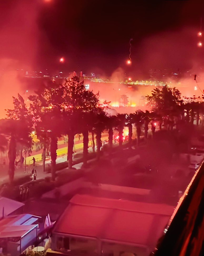 sedefbaybara's tweet photo. Miladımız isyan bizim, sıfatımız efsane. 1925'ten beri İzmir'iz biz şerefle. 
Şanlı,Şerefli
#Göztepe98Yaşında 
💛♥️
#14Haziran https://t.co/yNZyjecvuF