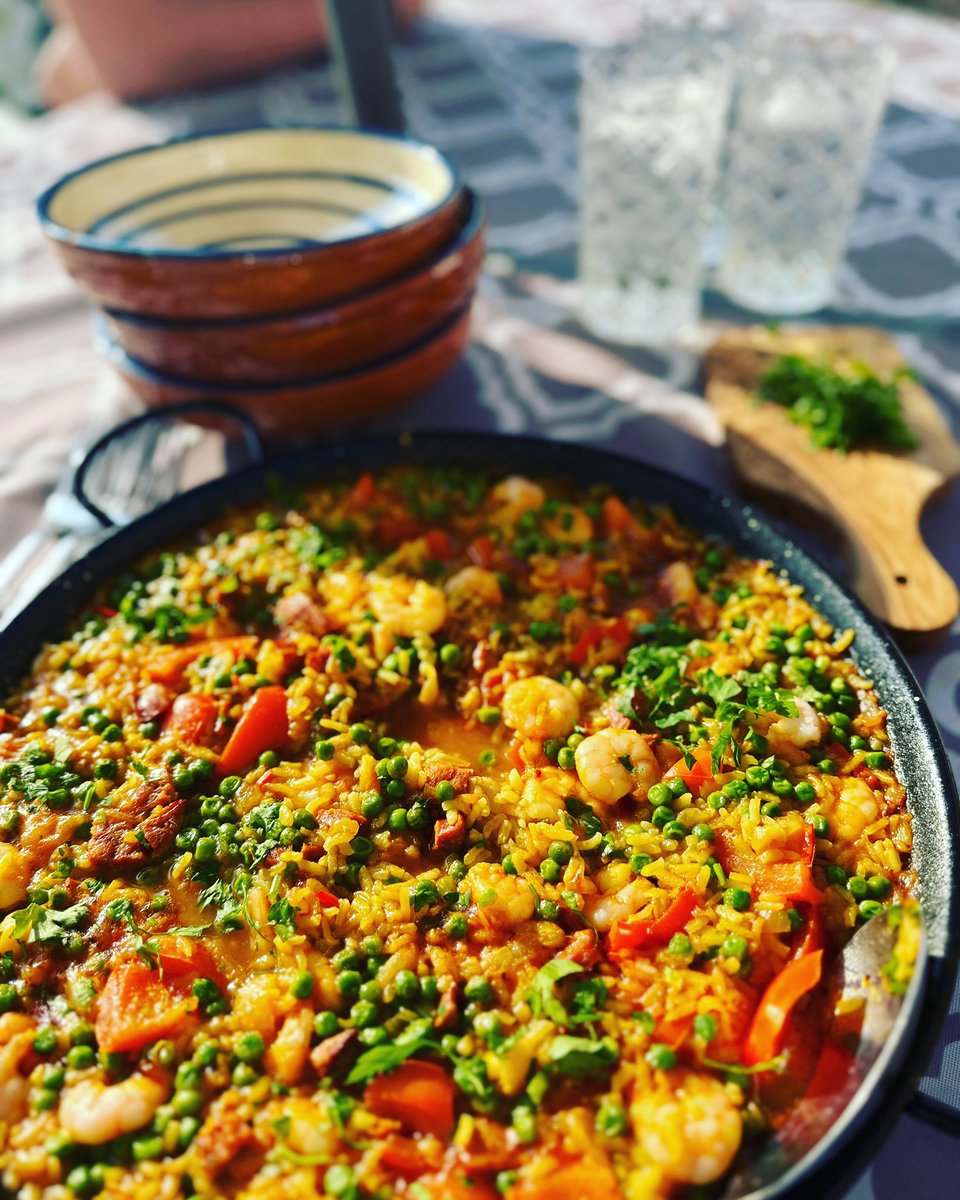 YvonneCobbYumma's tweet image. 🥘 Fan of #paella 🥘 It’s a perfect fitting for this evening’s dinner with my twins.I just used chorizo and prawns with onion, garlic, red pepper, peas, bouillon stock, short grain rice, chilli flakes, cayenne pepper and then fresh parsley on the top 😛 #midweekmeals #approved